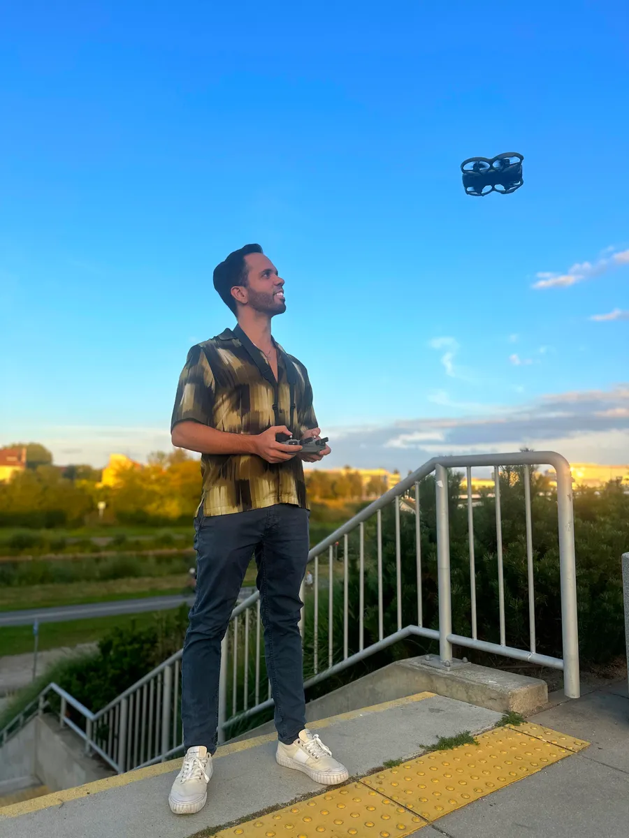 Operator Infinity Drone Films podczas lotu dronem