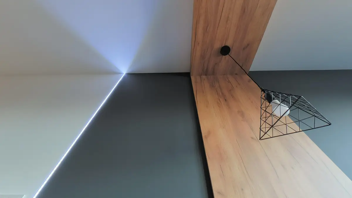 Detal oświetlenia sufitowego LED — fotografia wnętrz w rozdzielczości 4K UHD